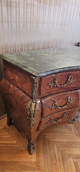 Comodă în stil Louis XV cu blat de marmură verde.