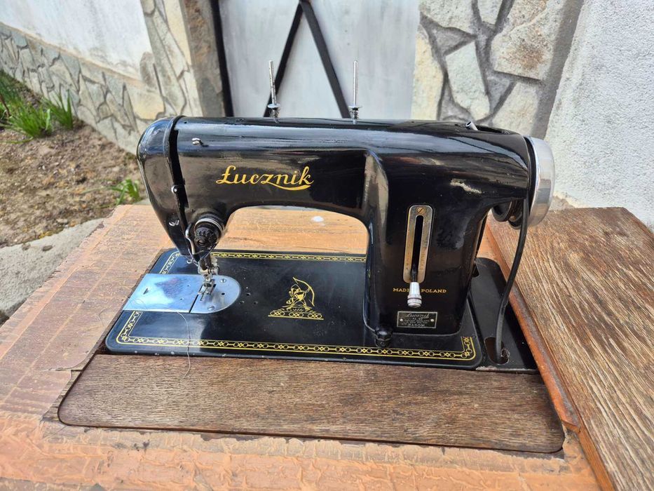 Ретро шевна машина Łucznik с маса – напълно работеща, винтидж стил