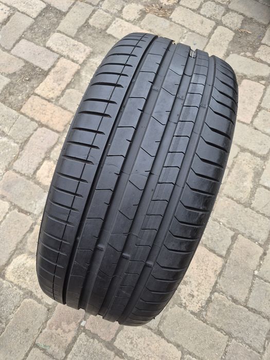 O bucată 275/35 R22 vară - una Pirelli
