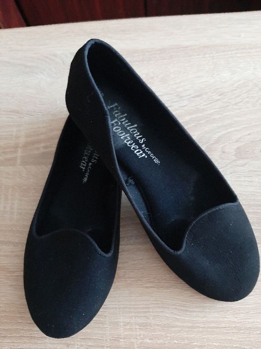 Оригинални и  ефектниобувки,със сребррист брокат, като нови и ефектна