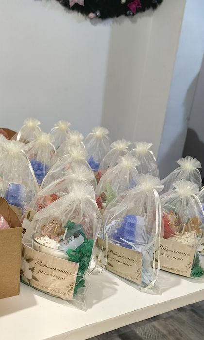 Подари различна Коледа