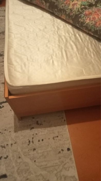 Двуспальная кровать с матрасом
