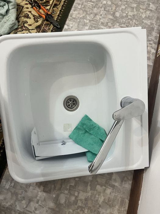 Продам новую раковину с гофрой