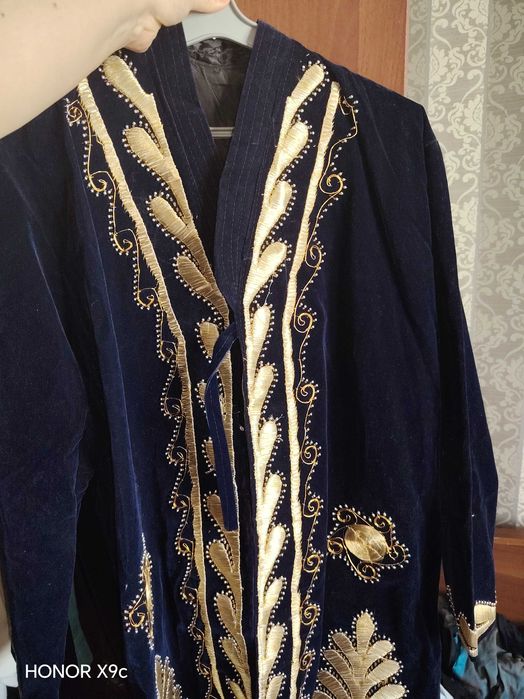Продаётся новый чапан с золотой вышивкойй
