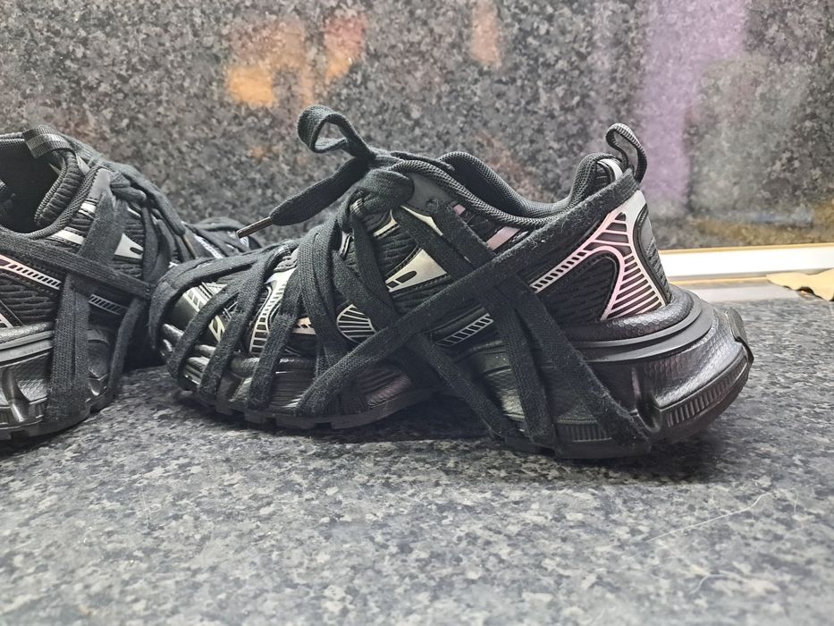 Продавам мъжки чисто нови маратонки  оригинални закупени от Германия.