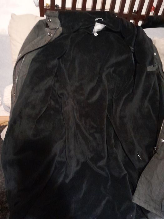Geaca pt damă mărimea 38 culoare neagră, îmblănite