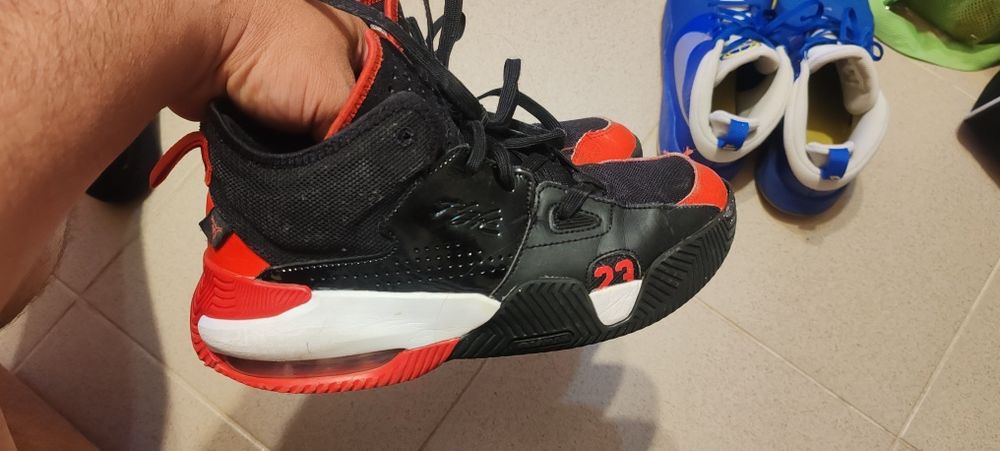 Adidasi baschet basket copii marime 38.5 39 nike jordan