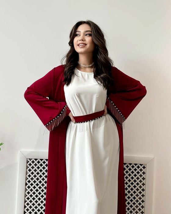 Абайка и белое платье