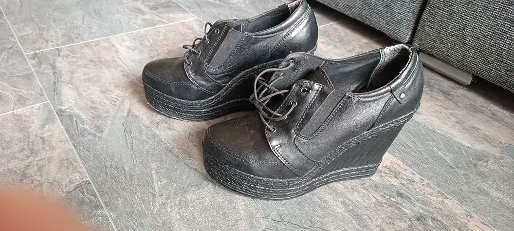 Обувки и сандали на платформа