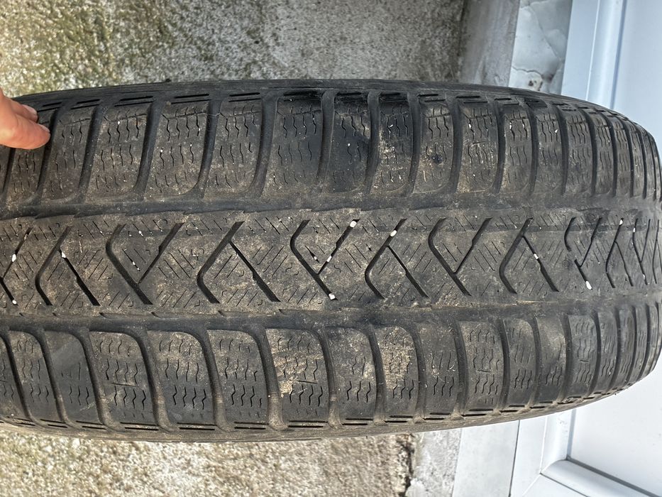 Vând set 4 anvelope de iarnă Pirelli + jante tablă + capace originale