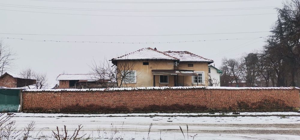 Къща с двор.Топ локация