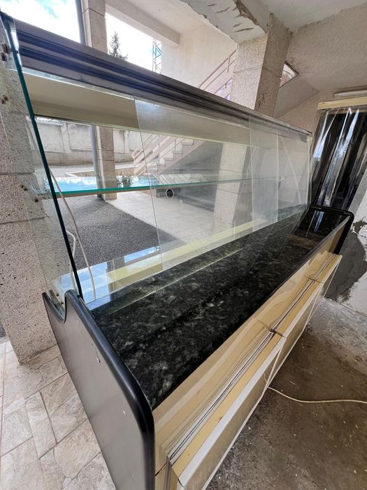 Хладилна витрина Айсберг 93, хоризонтална - 150 см, гранитен плот, извито стъкло, чекмеджета, отлична