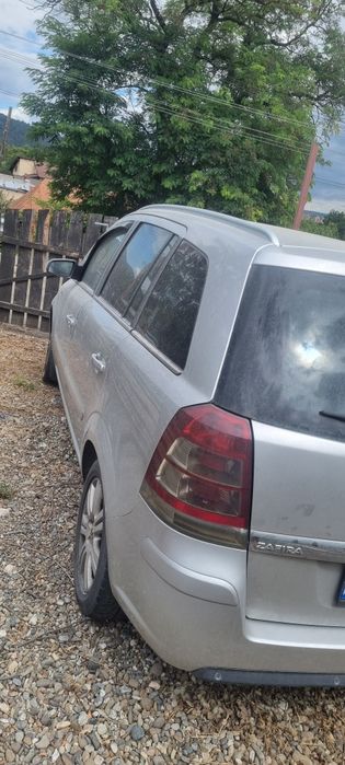 vand opel zafira mai multe detalii in privat.