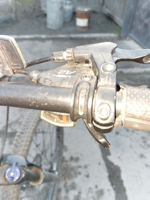 Велосипед с двумя тормазами