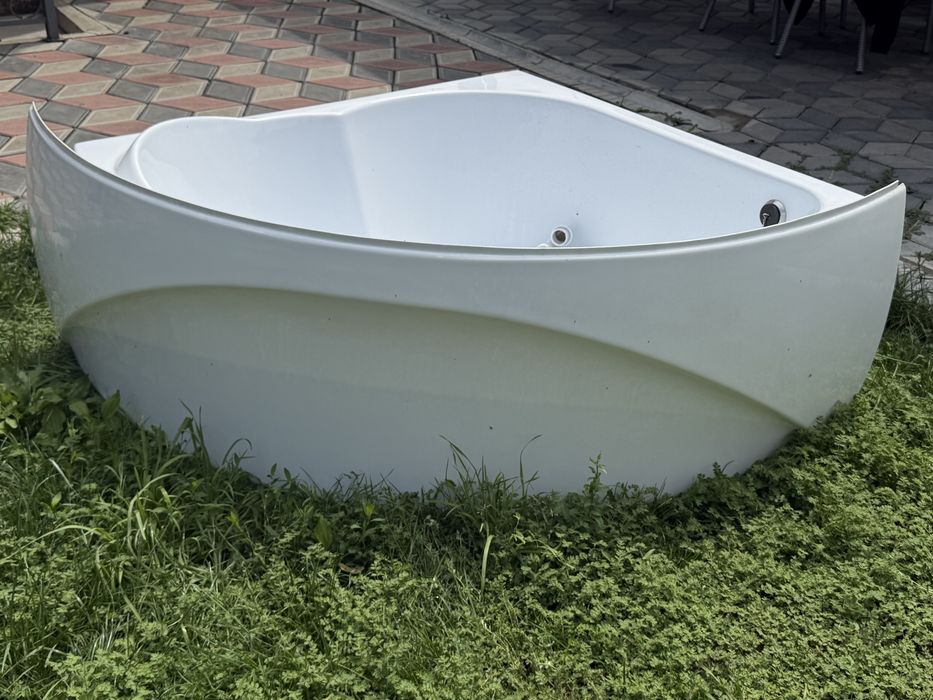 Продам угловую ванную