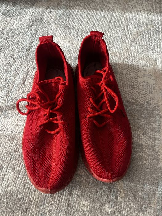 Продам две пары изиков кроссы