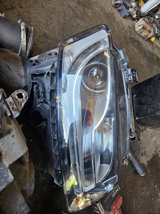 ДЕСЕН фар за Audi A5 2010god