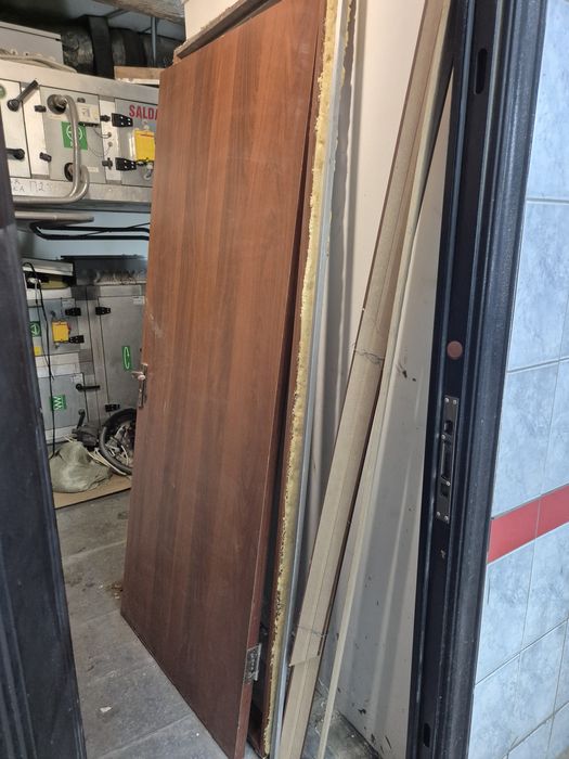 Продам межкомнатные двери. Цена за 2 штуки.