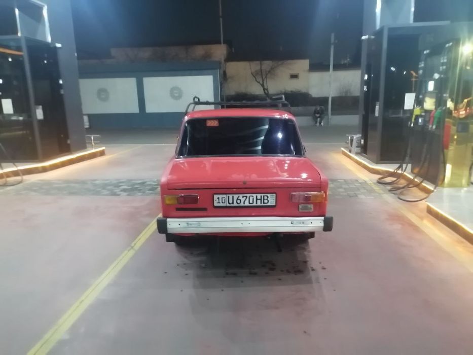 Jugili Yurib turgan rangi qizil bizinda