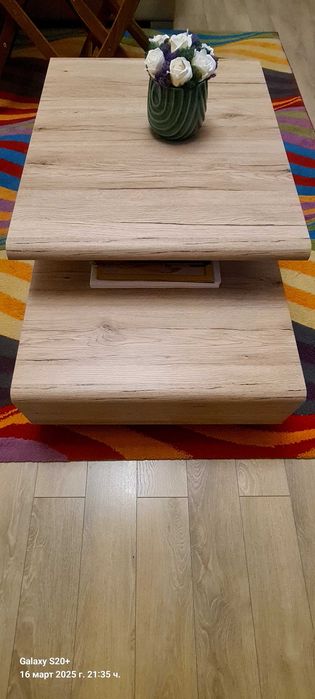 Холна масичка с колелца и чекмеджета