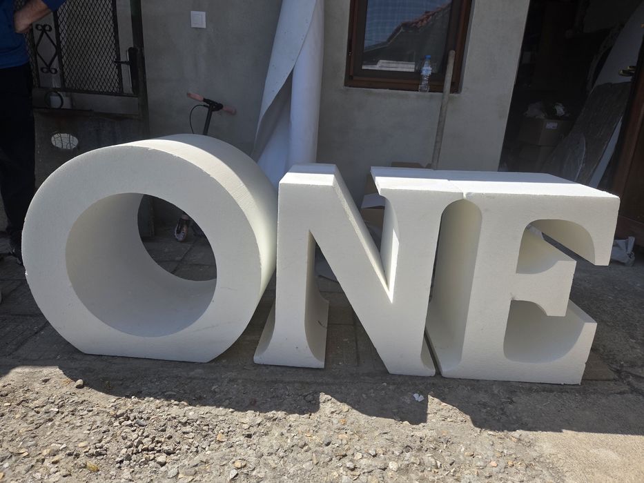надпис ONE от стиропор