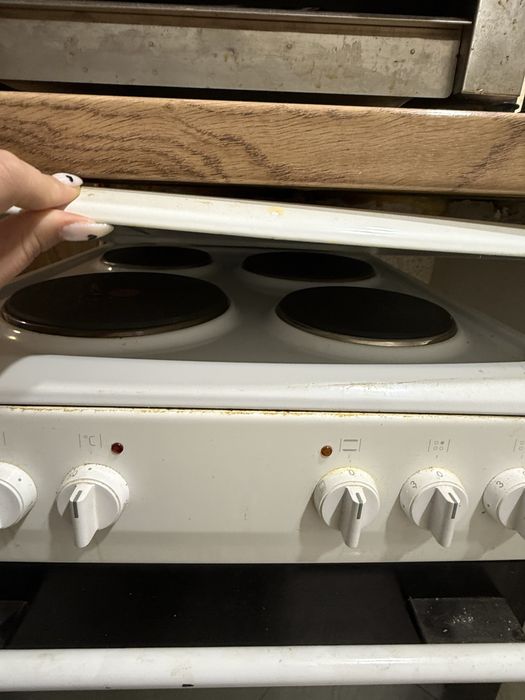 Готварски печки.Едната е с керамичен плод,а другата с котлони