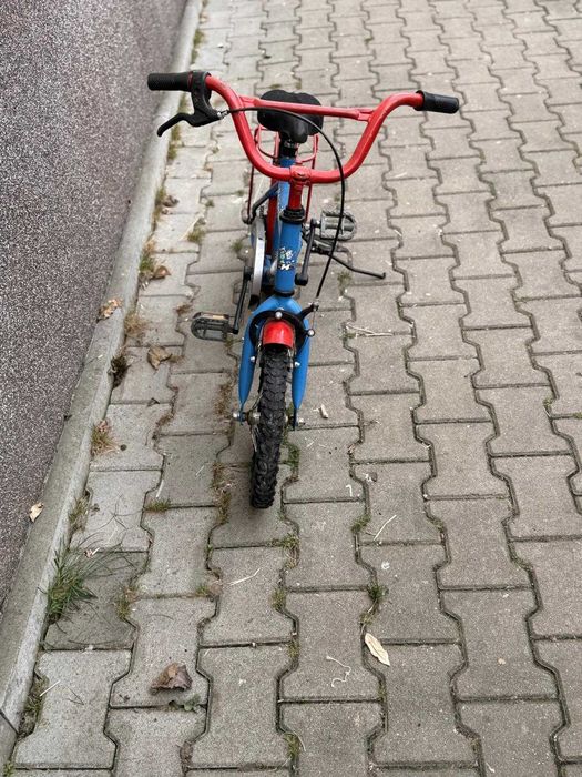 Bicicletă copii albastră cu roșu, cu cric – stare bună
