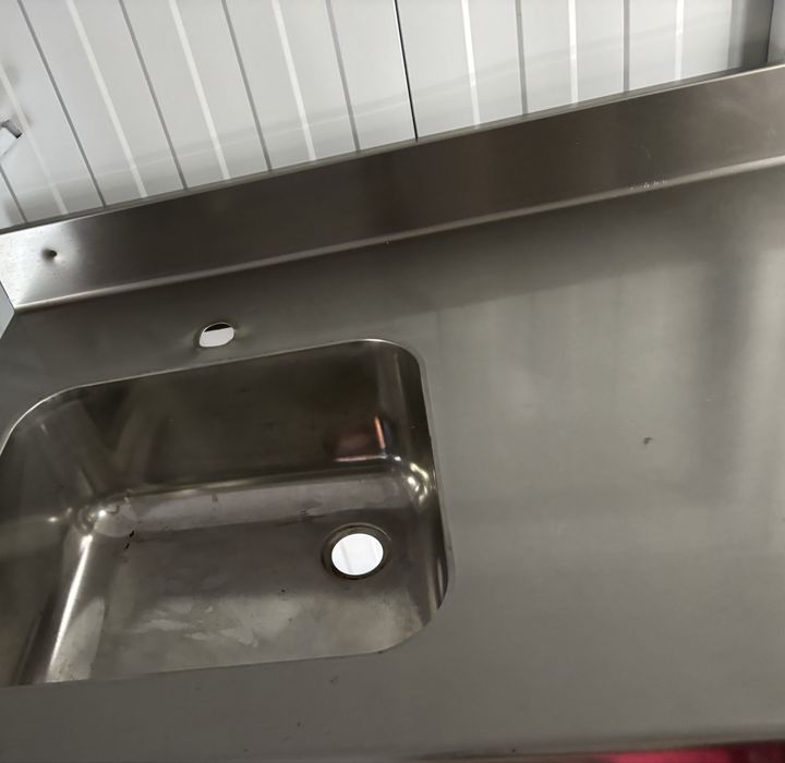 Doua mese inox , stare buna