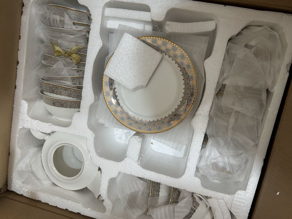 Красивый столовый сервиз