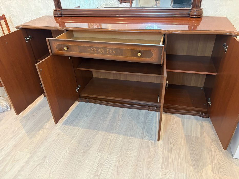 Продам сервант комод с зеркалом для зала