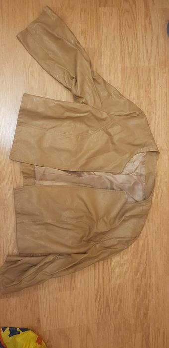 Geaca scurta  fete mărimea L din piele 50lei fix