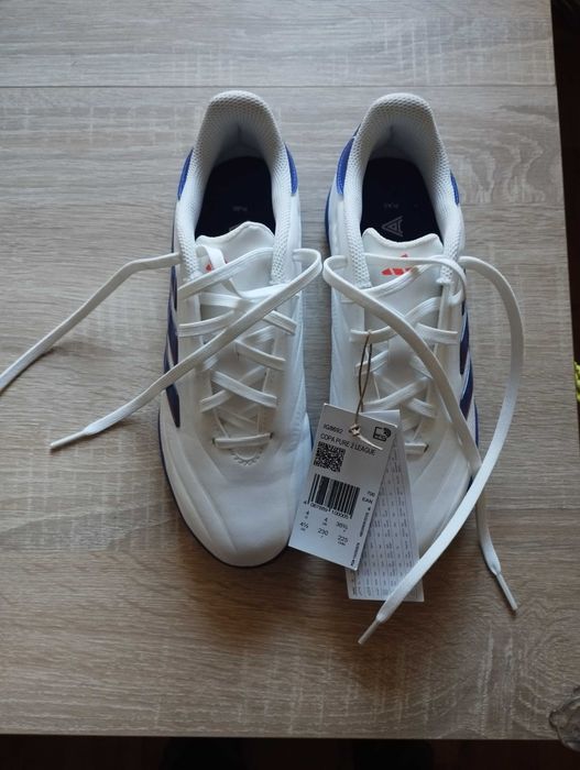 Продавам чисто нови футболни обувки adidas