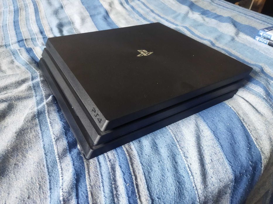 PS4 Pro, 3 провода, геймпад и 2 диска с двумя играми.