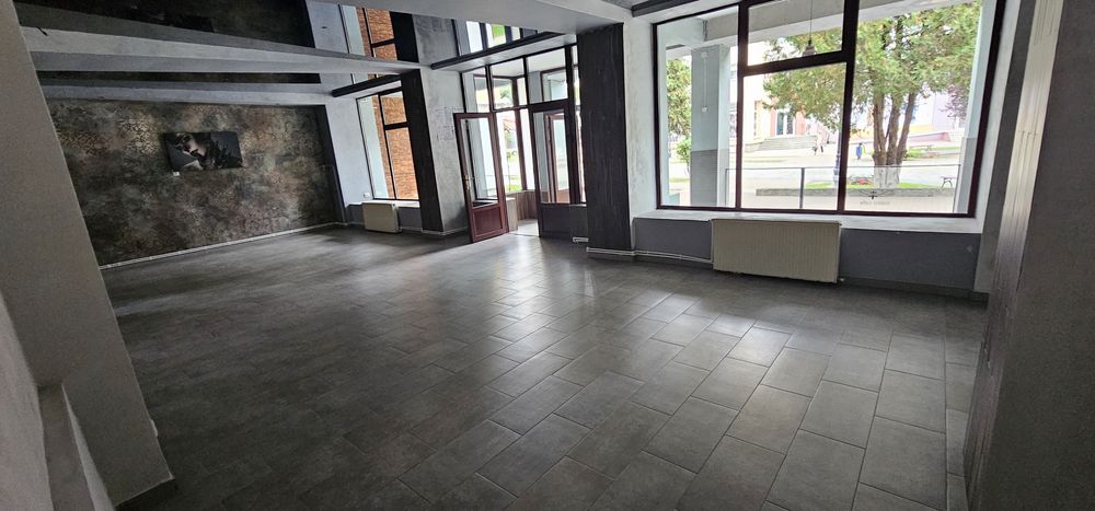 Spațiu comercial de închiriat în centrul pietonal din Târgu Ocna