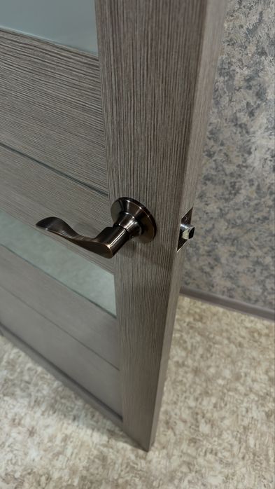 Продам двери в отличном состоянии с ручками