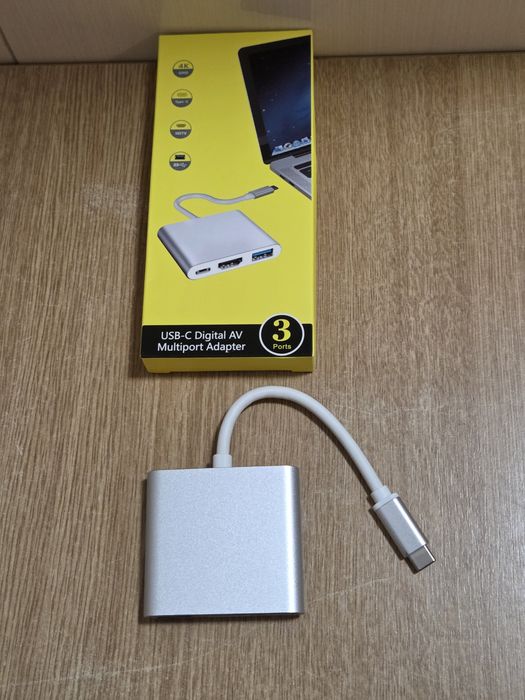 USB-C Digital AV Multiport Adapter с 3 порта.Адаптерът разполага с HDMI порт, поддържащ 4K резолюция, USB 3.0 порт и USB-C порт за захранване