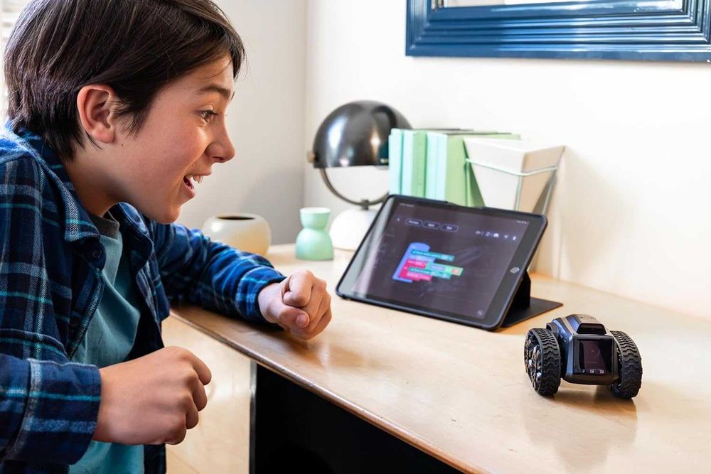 Moorebot Scout Model E — универсальный мобильный робот-камера.