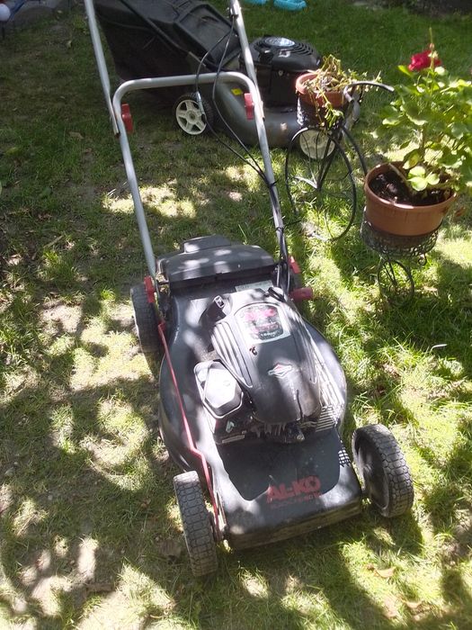 Vând mașina de tuns gazon, iarbă
