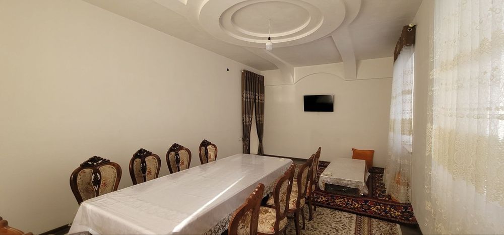 Uy Sotiladi 2 qavatdan iborat 8 sotix hamma sharoitlar mavjud