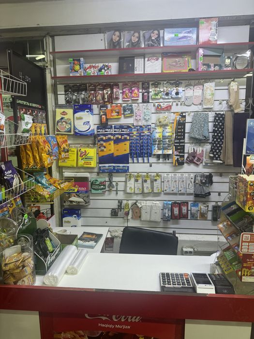 SROCHNO Prodayotsa vitrina polka dlya magazinov