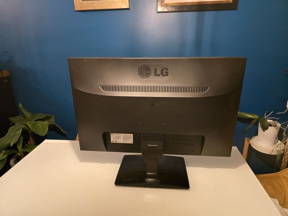 LG ЗD монитор - 23”