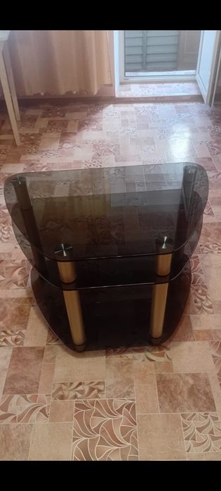 Тумбочка под телевизор стеклянная.