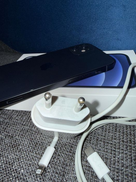 Vând iPhone 12 Black + Încărcător original și huse