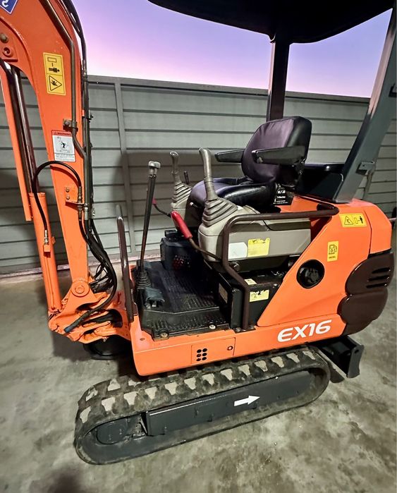 Miniexcavator hitachi/motor kubota in trei pistoane