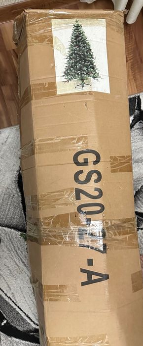 Продам ёлку с шишками с ягодами, состояние как новая, высота 2,80