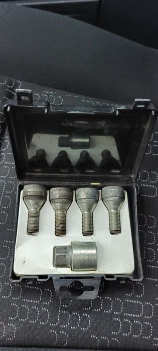 Wheel nuts locking antifurt prezoane roți cârlig podea Mitsubishi Colt