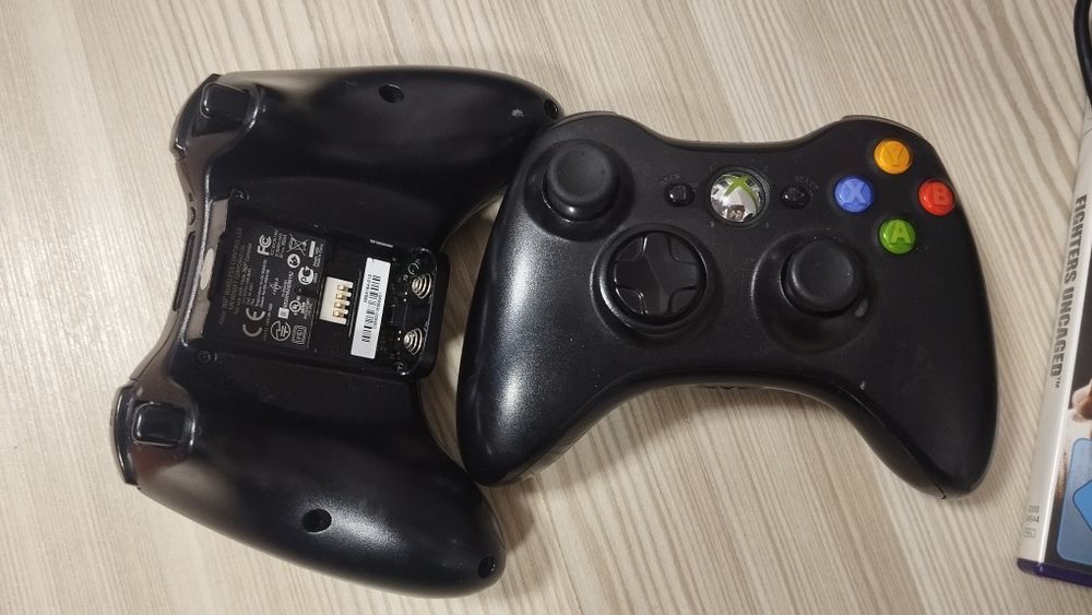 Vând X Box 360 + Kinect + 8 jocuri