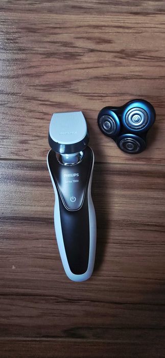 Електрическа самобръсначка Philips 7ма серия, пълен комплект + резерви