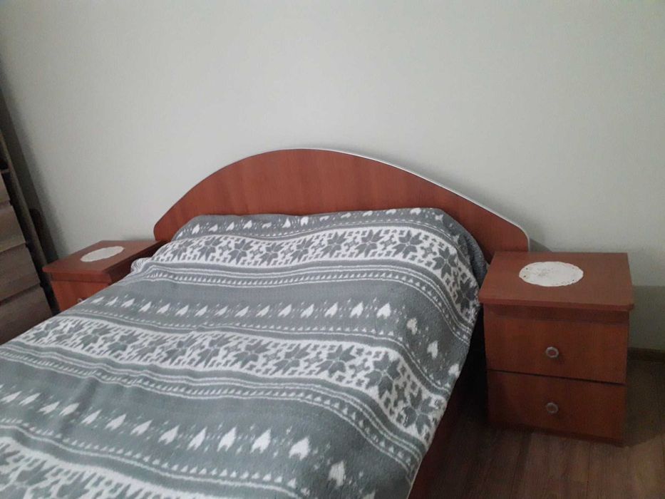 Pat matrimonial cu saltea şi două noptiere