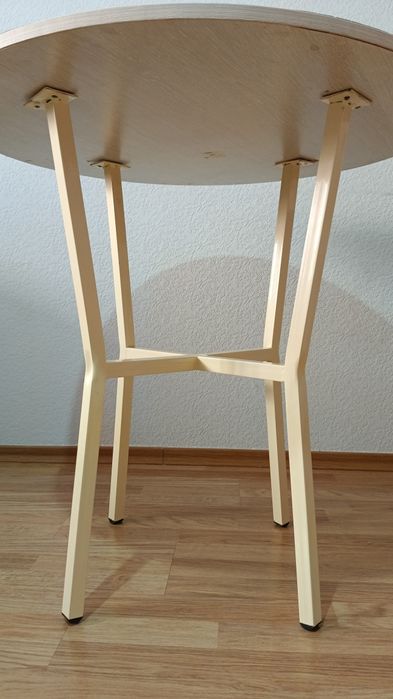 Круглый столик, светлый